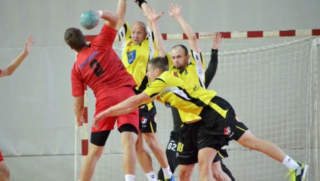 Artūrs Lazdiņš starp dobelnieku aizsargiem (Foto: handbols-dobele.lv)